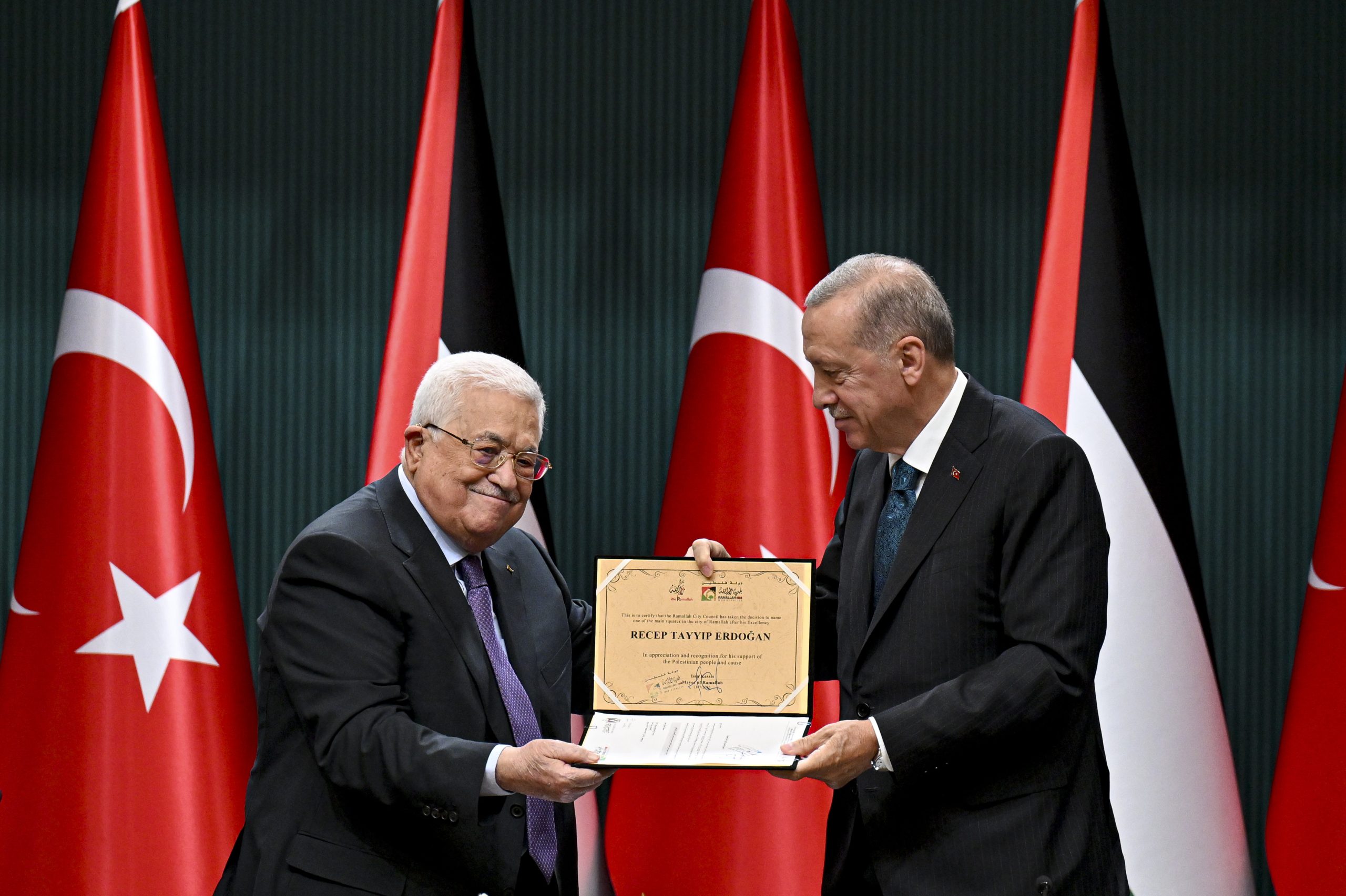 عباس يقدم لأردوغان وثيقة تسمية ميدان في رام الله باسمه / الأناضول