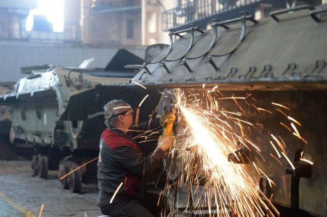 معركة استنزاف المدرعات.. هل تستطيع روسيا هزيمة أوكرانيا عبر تجديد آلاف الدبابات القديمة؟