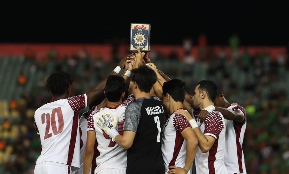 “القرآن دستورنا الخالد”! لاعبون عراقيون يرفعون نسخاً من المصحف الشريف خلال مباراة (فيديو)