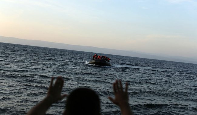 المكسيك تعثر على عشرات المصريين داخل شاحنة.. جماعات اتجار بالبشر تخلت عنهم (صور)