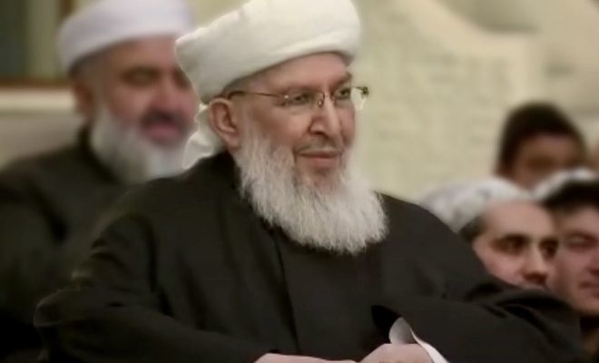 جماهير حاشدة تشيع جثمان شيخ جماعة “منزل” الصوفية في تركيا.. وأردوغان يعزي (فيديو)