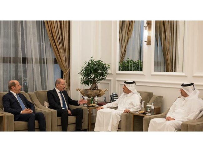 مباحثات قطرية أردنية شملت قضايا إقليمية وتفعيل الصندوق الاستثماري.. الصفدي حمل رسالة من الملك عبد الله لأمير قطر
