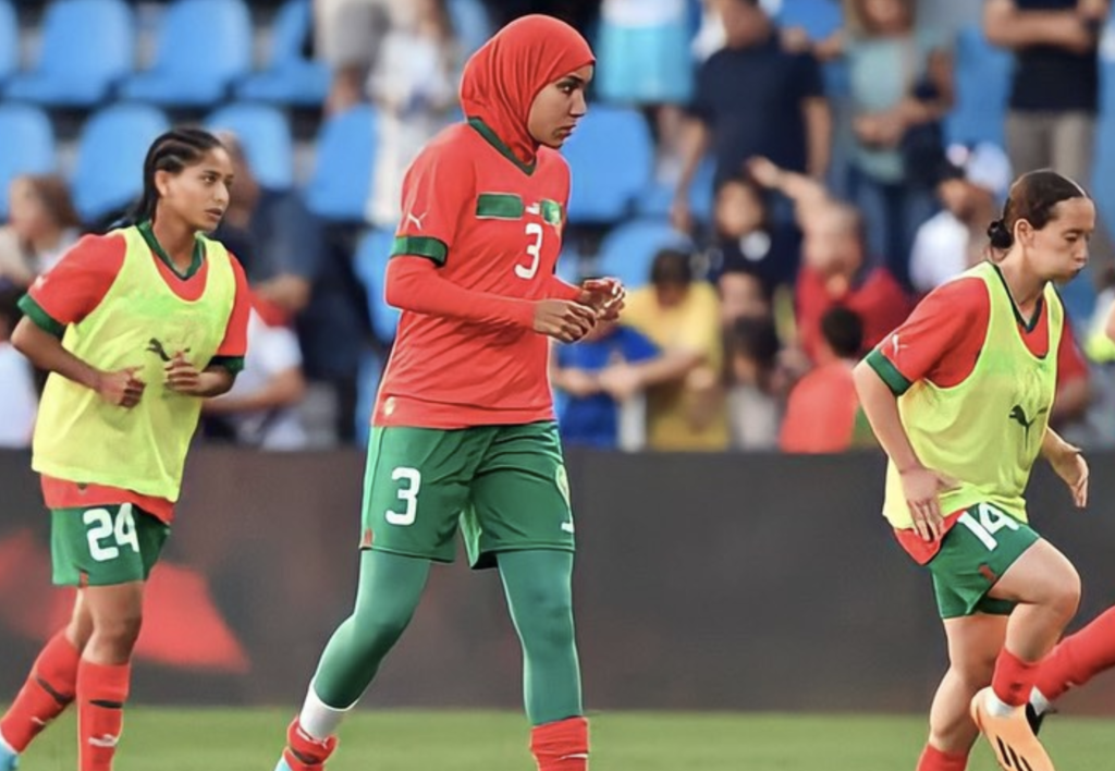 نهيلة بنزينه تدخل التاريخ.. لاعبة منتخب المغرب أول رياضية ترتدي الحجاب بكأس العالم لكرة القدم النسائية
