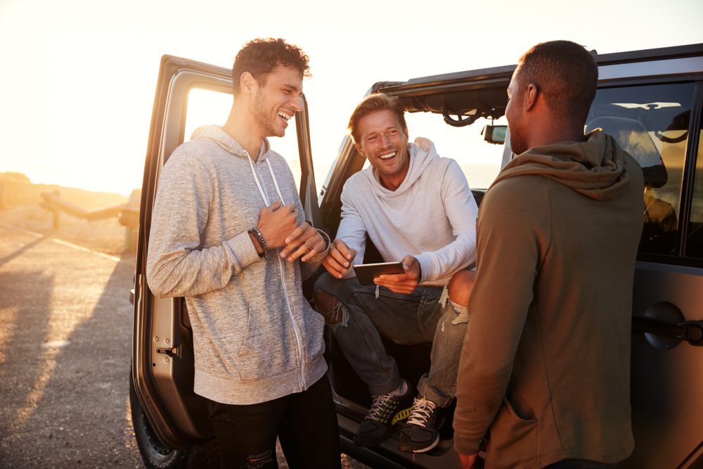 العلاقات تعتمد بشكل كبير على التواصل المباشر والصادق وتبادل المشاعر - Shutterstock