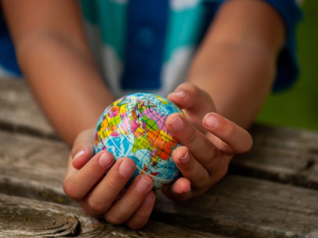 بعيداً عن القومية.. هل يمكن أن نعيد تعريف هوياتنا بشكل أكثر إنسانية؟