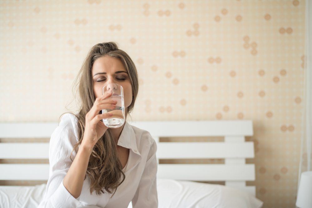 شرب كوب ماء صباحاً مفيد لترطيب الجسم| shutterstock