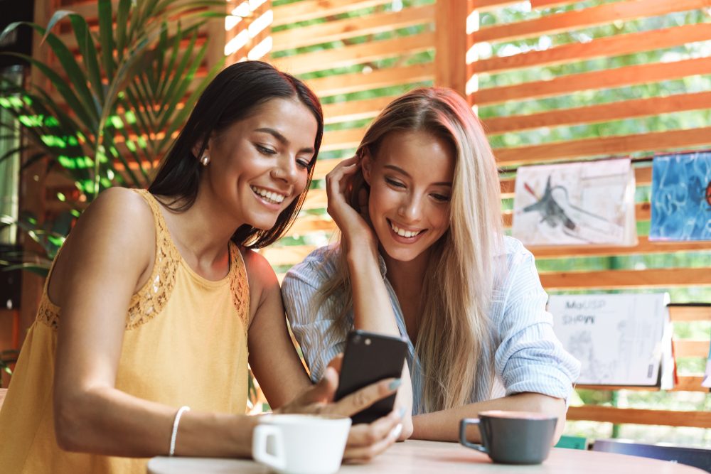النقاشات الخفيفة مع الأصدقاء والزملاء تعزز شعور الانتماء - Shutterstock