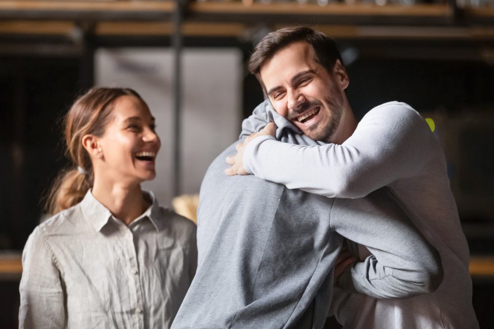 اللقاء بالأصدقاء وجهاً لوجه كان له التأثير الإيجابي الأكبر على الصحة النفسية - ShutterStock