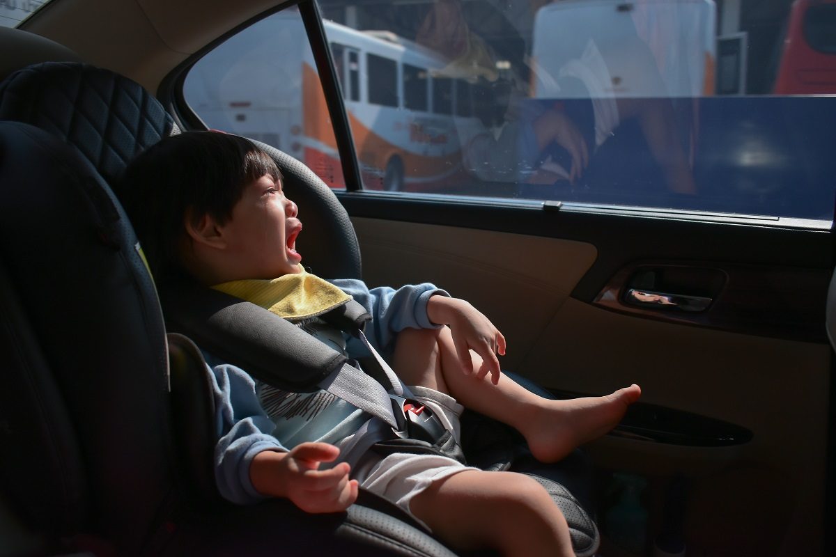 أب ينقذ طفله سيارة حرارة