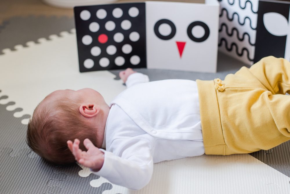 تعزز تطورهم الدماغي وقوة مهاراتهم الحسية.. فوائد عرض بطاقات التحفيز البصري للأطفال الرضع