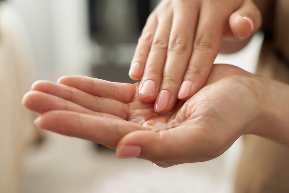 يتمتع الزيت بفوائد عديدة ومتنوعة للبشرة - ShutterStock