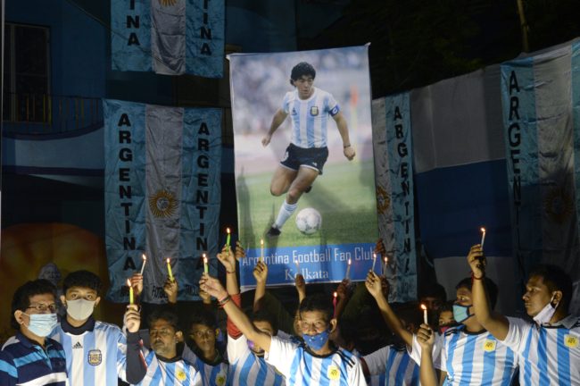 من الملاعب إلى أروقة العبادة.. كيف تحوّلت كرة القدم إلى شيء مُقدس؟!