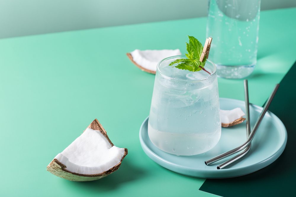 أضف الليمون والنعناع لتستمتع بكوكتيل قريب من الموخيتو/ Shutterstock