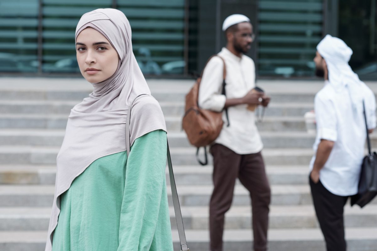 هل على المرأة حقاً الاستئذان من زوجها قبل الخروج من البيت؟