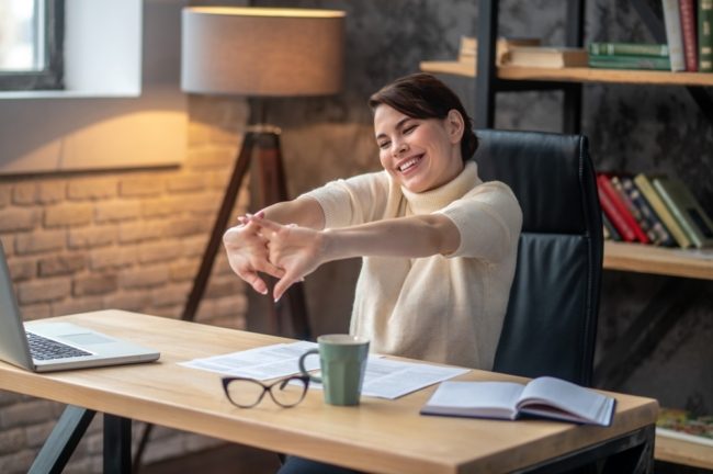 للشعور بالراحة والاسترخاء.. لماذا ندمن طقطقة أصابعنا، وهل يمكن لهذا السلوك أن يتلف المفاصل؟