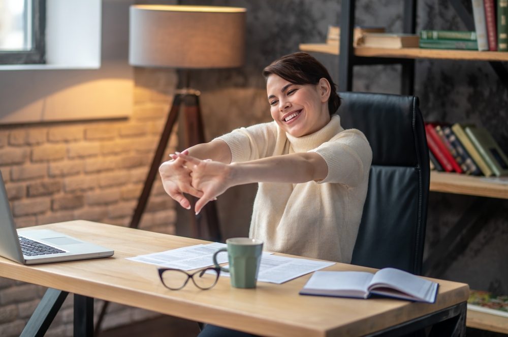 لماذا ندمن طقطقة أصابعنا؟ نظرة في علم النفس وراء السلوك الذي لا يفرق بين أعمار المدمنين عليه