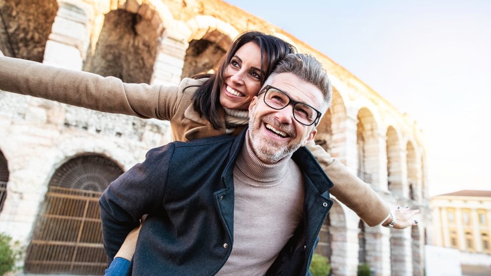 تشارك الاهتمامات المتبادلة يعزز الصداقة الحميمة بين الزوجين - Shutterstock