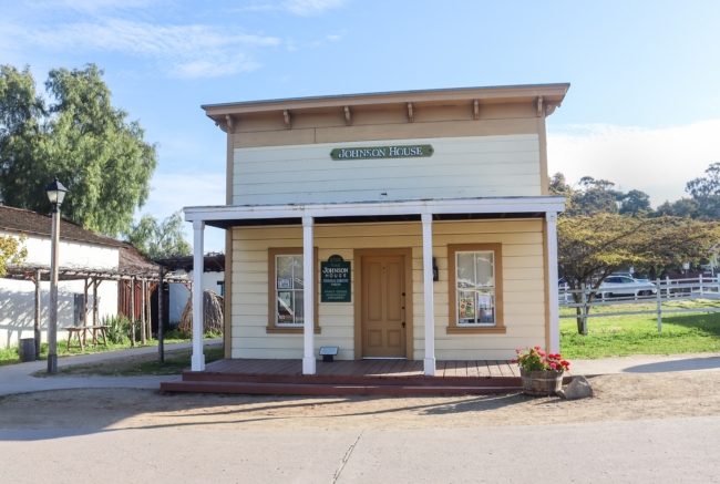 “غرفة النوم تُشعرك بأنك في قاعة مؤتمرات”! مكاتب عمل في كاليفورنيا تتحول إلى منازل (فيديو)