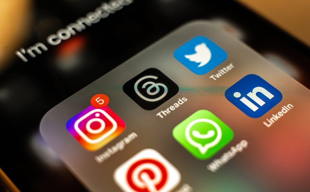 يأتي التطبيق لمنافسة تويتر في الوقت الذي أجرى فيه إيلون ماسك تعديلات عليه - ShutterStock