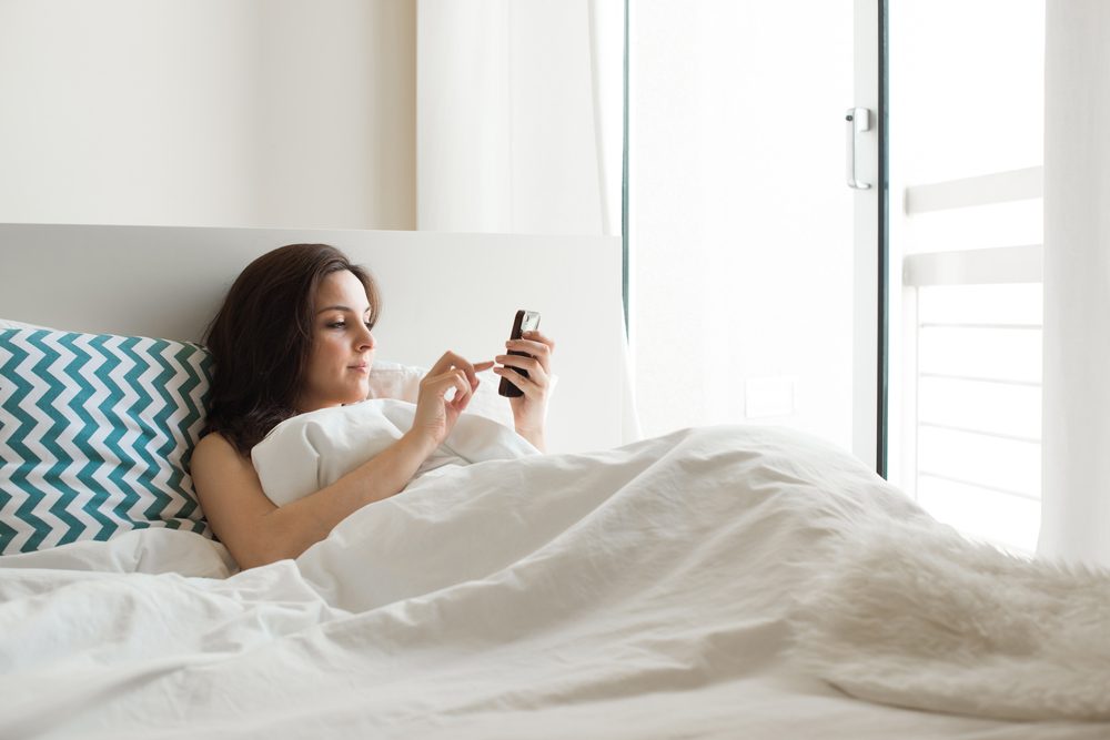 تصفح الهاتف صباحا عادة سيئة| shutterstock