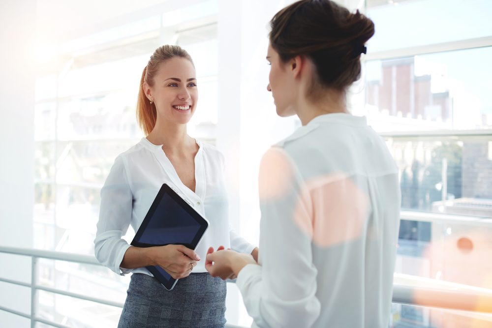 يمكن للشخص الناضج عاطفياً أن يبني علاقات صحية مع الآخرين - ShutterStock
