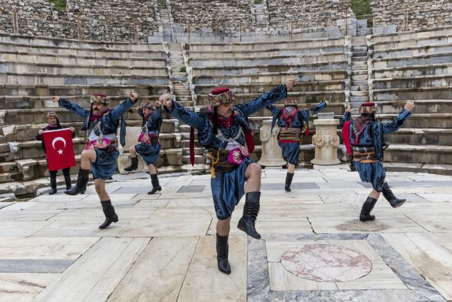 أهمها كانت وسيلة للدفاع عن الأرض.. تاريخ أشهر 3 رقصات تركية