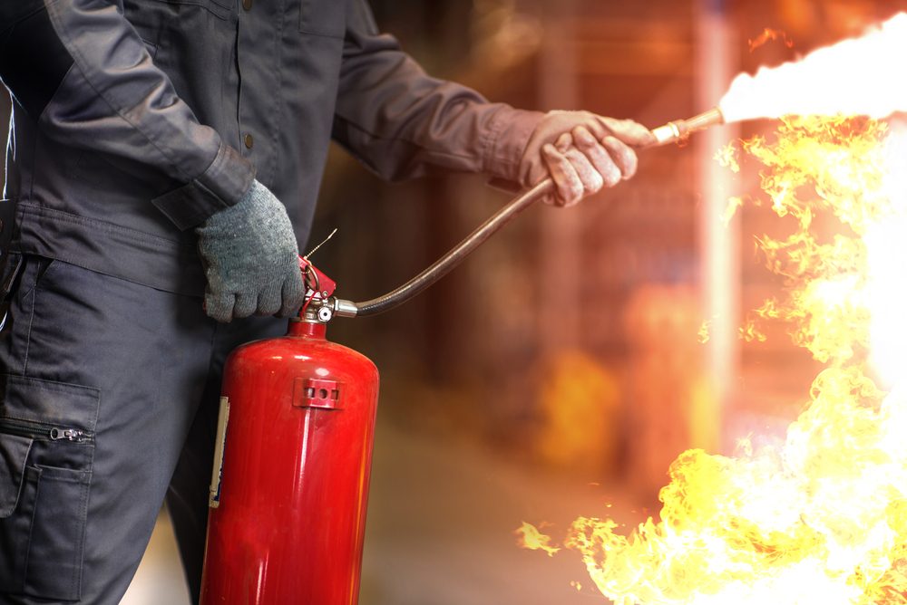 طريقة إطفاء الحريق في المنزل/ Shutterstock