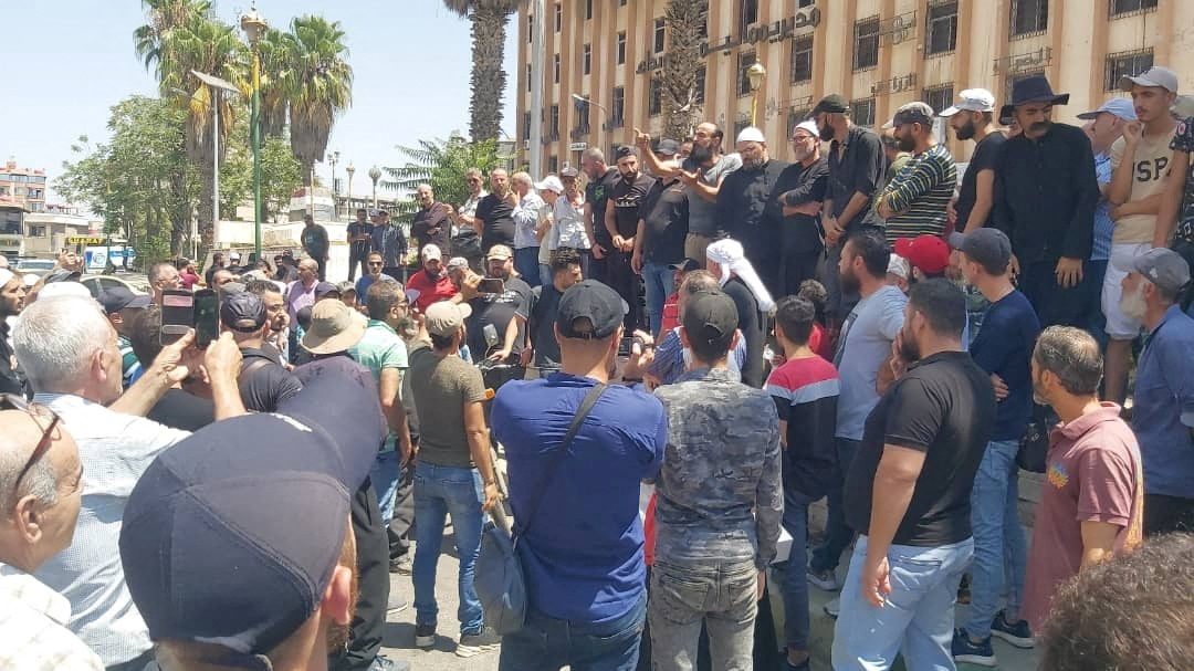 استياء بمعاقل النظام ومظاهرات واسعة للدروز.. لماذا لم يجرؤ الأسد على قمعها، وهل تتحول لثورة ضد حكمه؟