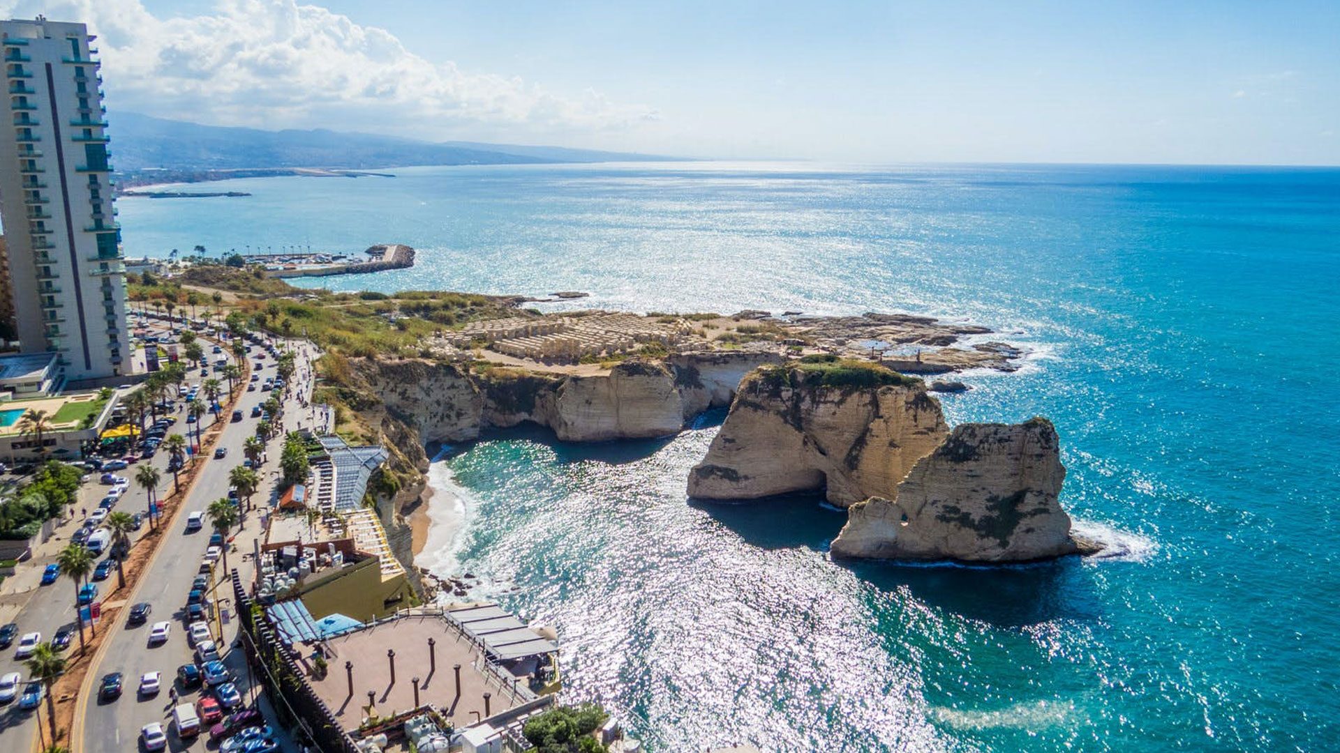 مليونا زائر في الصيف.. كيف يشهد لبنان طفرة سياحية منفصلة عن واقع الحياة اليومية الطاحنة؟