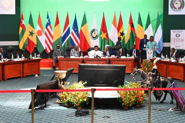 رئيس نيجيريا يطرح مرحلة انتقالية من 9 أشهر في النيجر.. وأوروبا تتفق على صياغة عقوبات ضد الانقلابيين