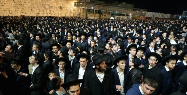 لا أموال للحريديم.. تداعيات قرار المحكمة العليا بتجميد دعم طلاب المدارس الدينية في إسرائيل