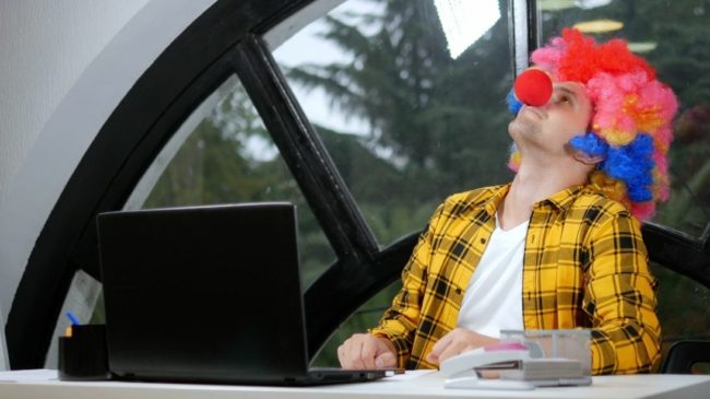 حارس الغربان ومهرج لمواساة المعزّين.. أغرب الوظائف في التاريخ