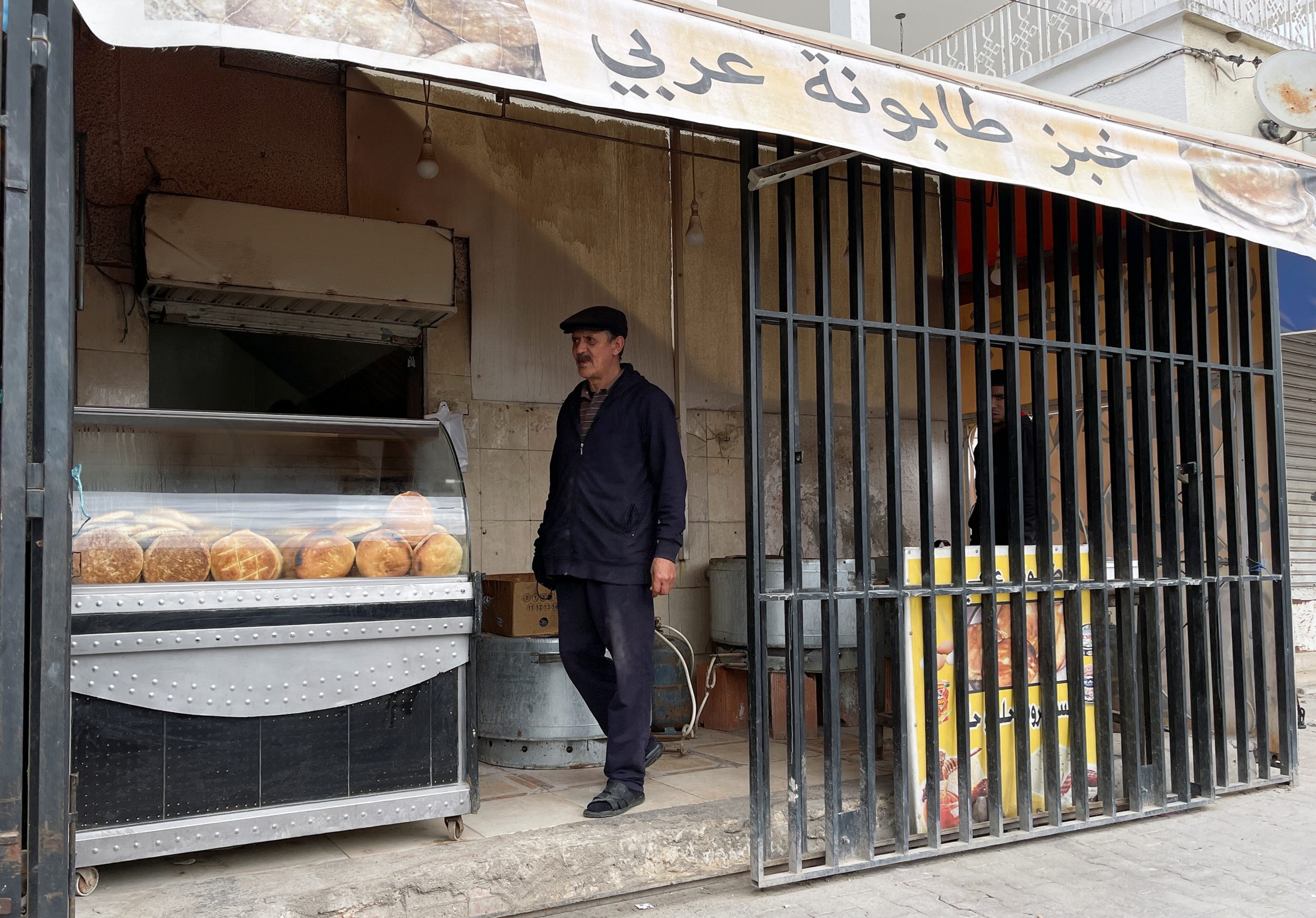 “فقدنا سيادتنا الغذائية”.. التونسيون يعودون إلى منازلهم بسلال خبزٍ فارغة في ظل اقتصاد واهن