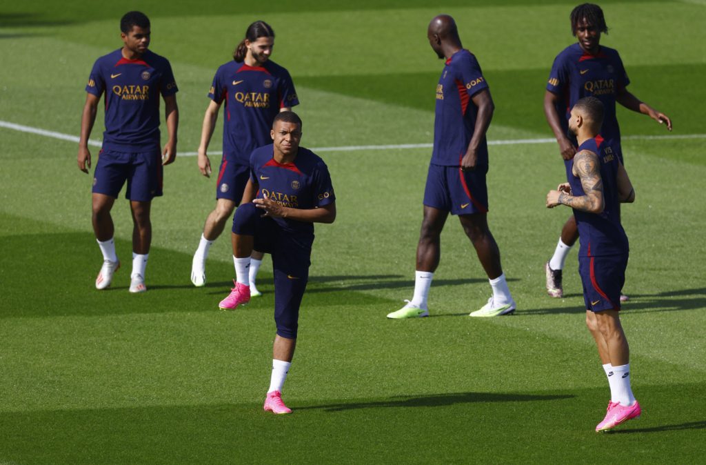 مبابي يعود لتدريبات باريس سان جيرمان (رويترز)