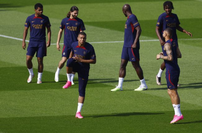 بطل فرنسا أكد إجراء محادثات “إيجابية وبناءة” مع اللاعب.. مبابي يعود لتدريبات باريس سان جيرمان