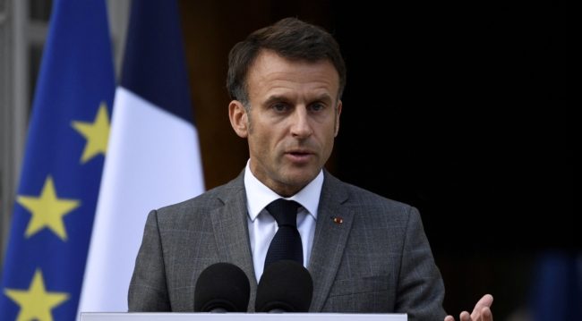 أعدها من أجل منع لباس المسلمين.. “تايمز”: خطة ماكرون بشأن الزي المدرسي تشعل “حرباً طبقية” بفرنسا