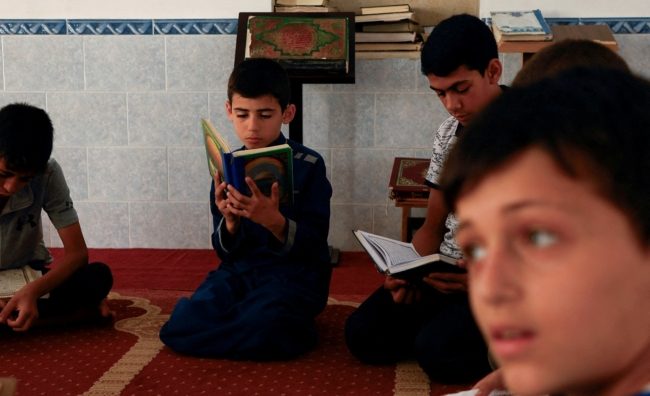 نحو 1500 حافظ وحافظة يتلون القرآن غيباً بغزة.. يقرأونه بجلسة واحدة، وأصغرهم بعمر 8 سنوات