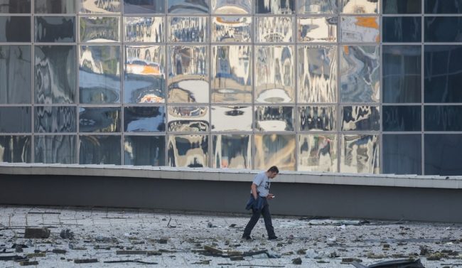 هجوم على حي الأعمال في موسكو.. طائرة مسيّرة وصلت للمكان واصطدمت ببرج تجاري شاهق (فيديو)