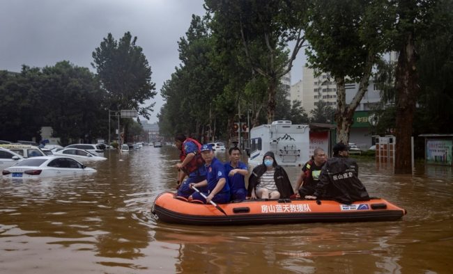 كمية الأمطار في ساعات توازي معدل شهر كامل! مشاهد صادمة لفيضانات تجتاح بكين وتخلّف قتلى ودماراً