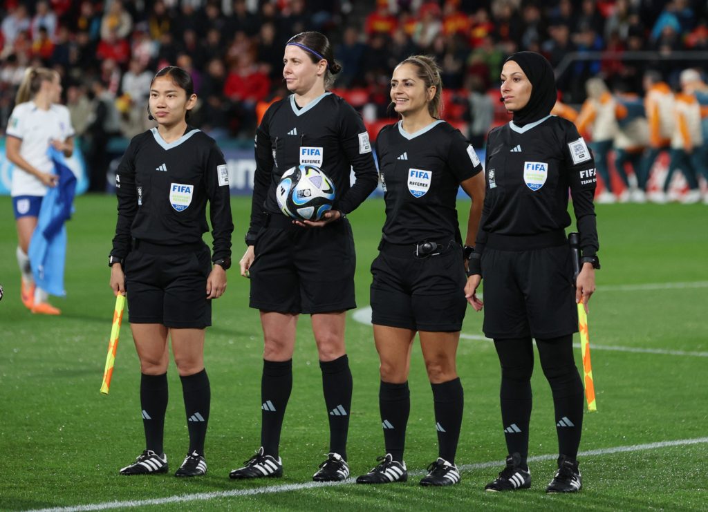 هبة السعدية ضمن طاقم تحكيم مباراة الصين وإنجلترا - رويترز