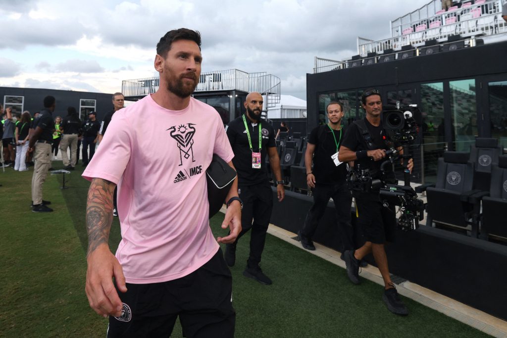 عامل نظافة يضحي بوظيفته من أجل ميسي (رويترز)