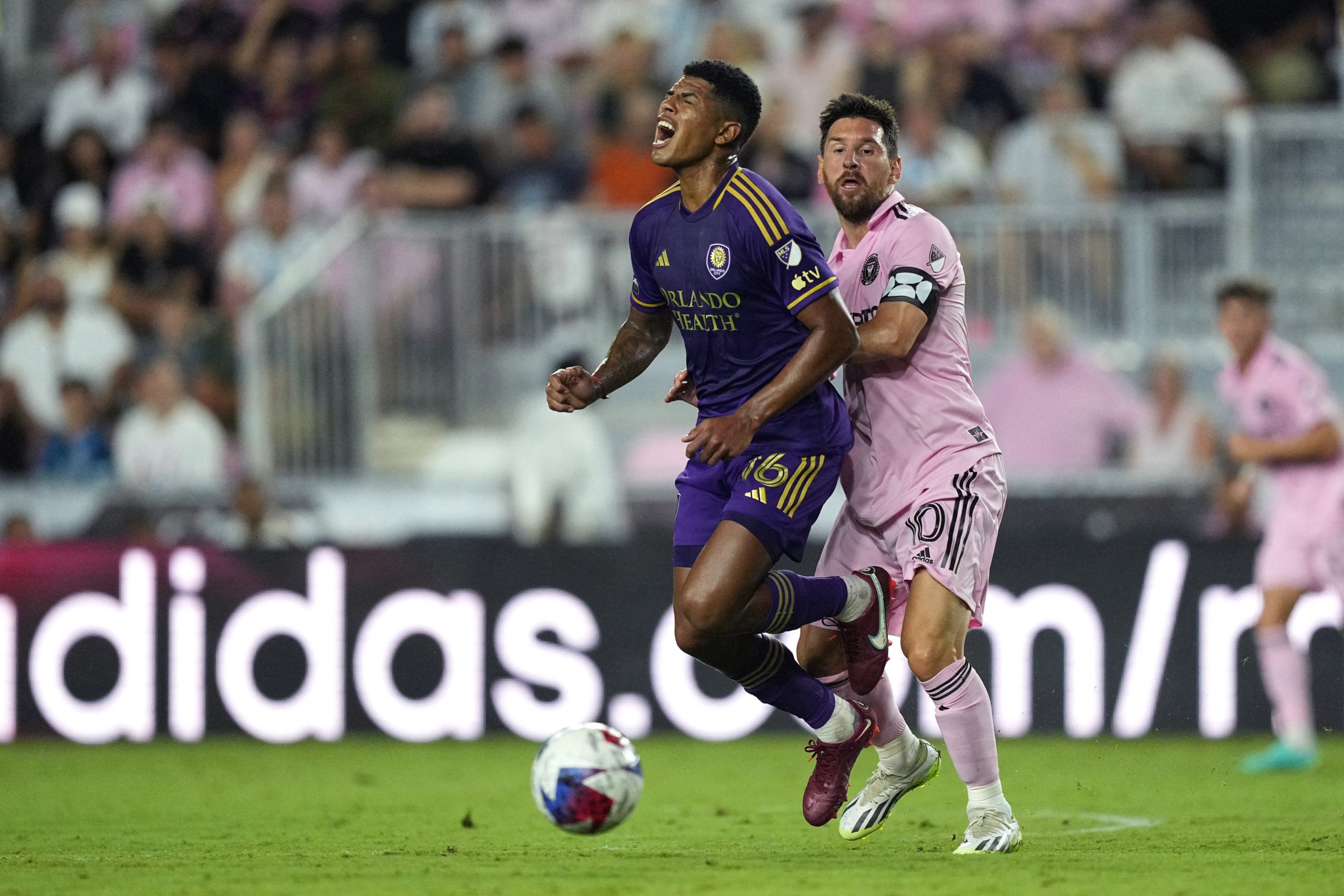 ميسي يتشاجر مع لاعب والمدرب يطالب بطرده (رويترز)