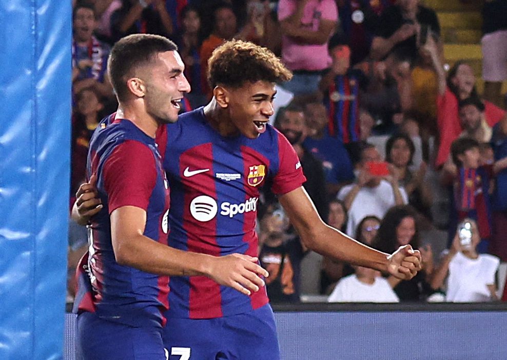 من هو لامين يامال ساحر برشلونة الجديد؟ (رويترز)