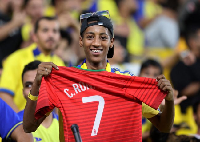 رونالدو يخطف الأضواء بلقطتين طريفتين.. سدد كرة في وجه مصور وتدخل لحل خلاف بين لاعبي الرائد (فيديو)