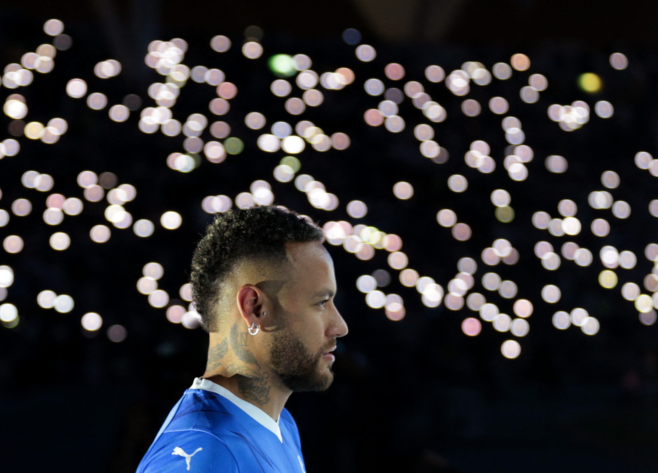 نيمار خلال تقديمه لجمهور نادي الهلال - رويترز