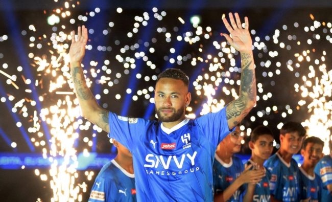 نيمار يثير تفاعلاً كبيراً بعد تغريدة باللغة العربية.. ماذا كتب النجم البرازيلي عقب التحاقه بالهلال السعودي؟