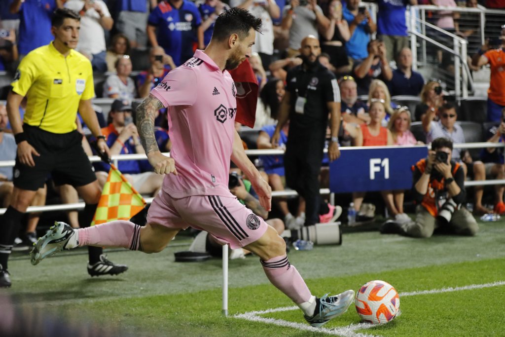 من هو الحارس الشخصي لميسي؟ (رويترز)