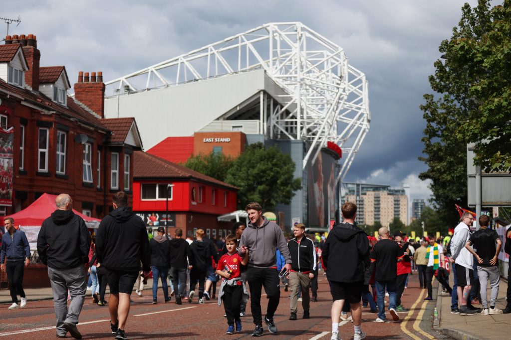 أسباب خروج الجماهير قبل نهاية المباريات في بريطانيا (رويترز)