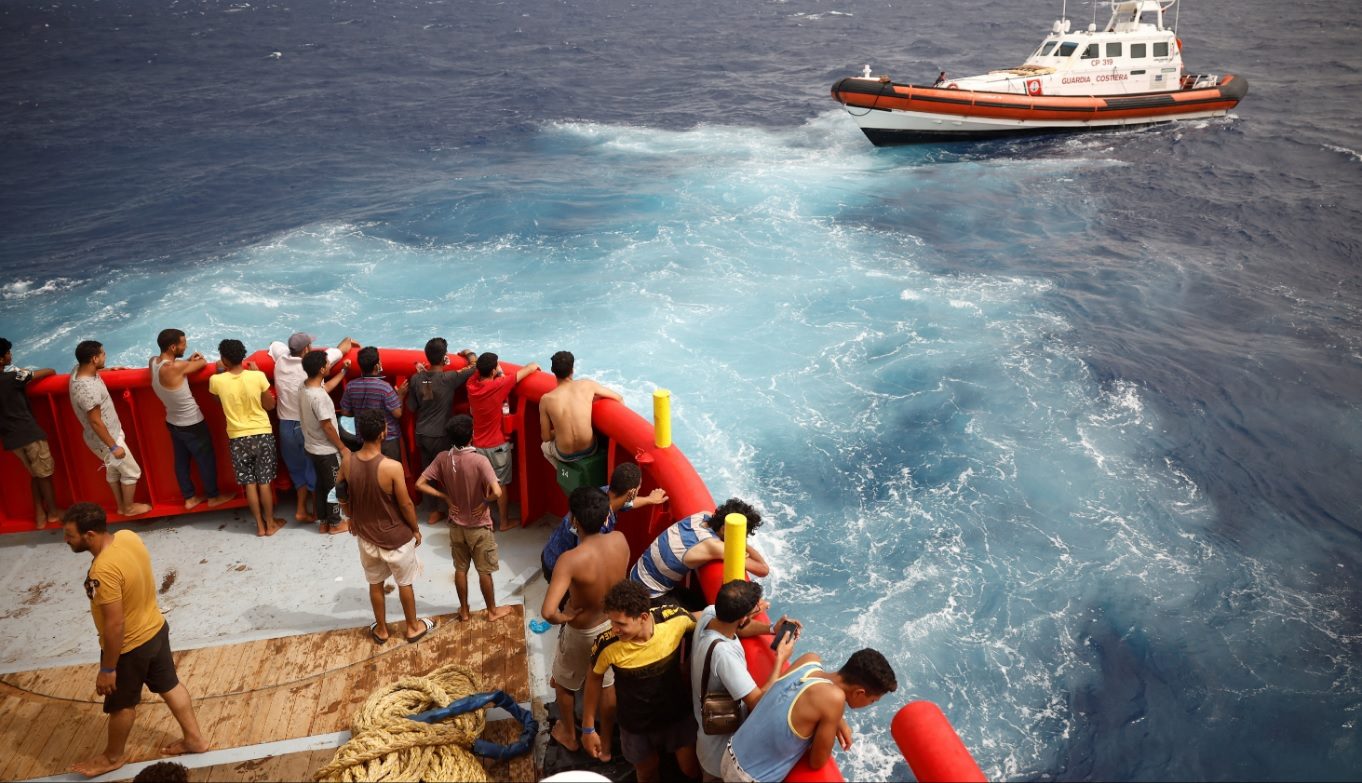 مأساة جديدة للمهاجرين بالمتوسط.. قتلى وفقدان أكثر من 30 شخصاً إثر غرق زورقين قبالة السواحل الإيطالية