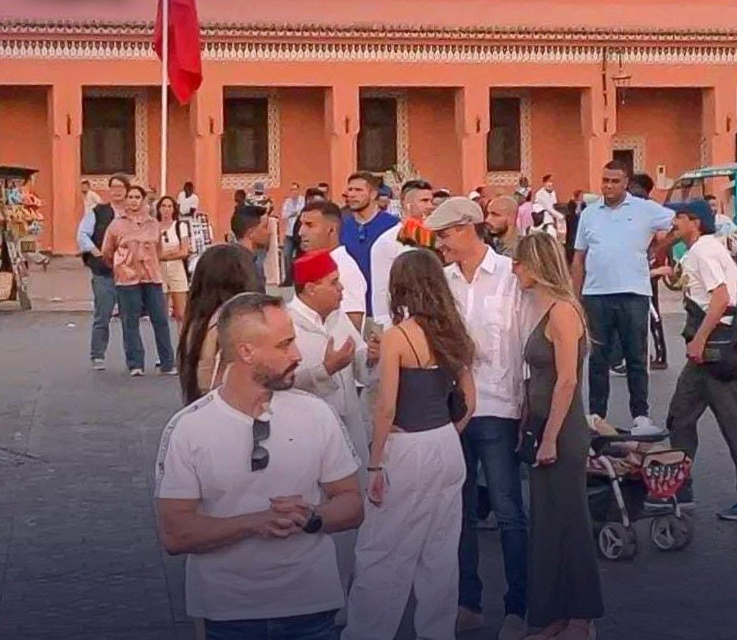 بيدو سانشيز وزوجته وسط جامع لفنا في مدينة مراكش (سوشيل ميديا)